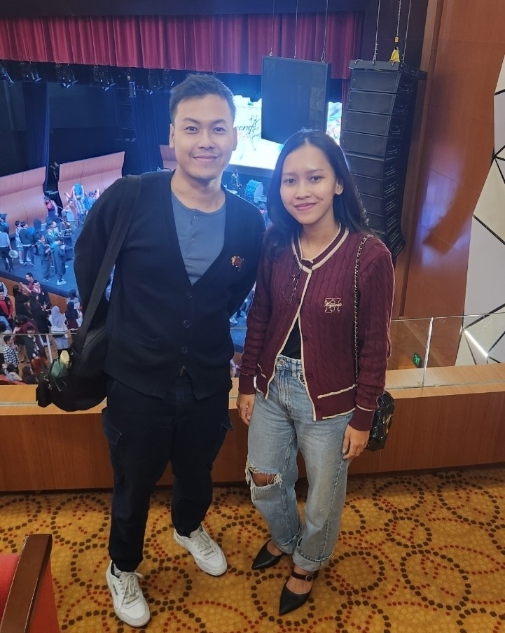 Pasangan bahagia tertawa