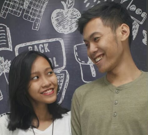 Pasangan saat matahari terbenam